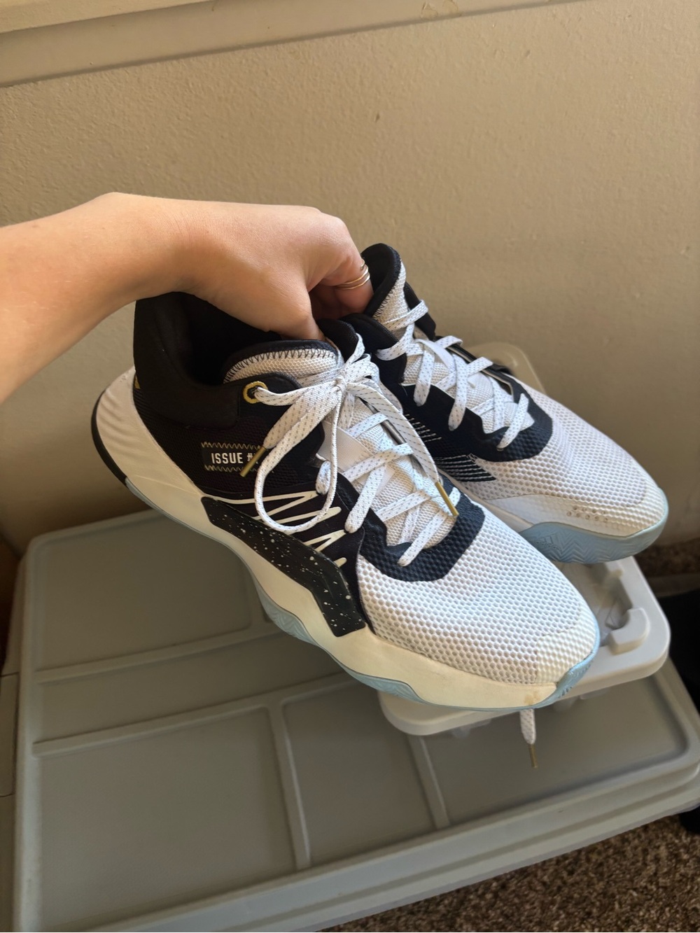 Basketball shoes